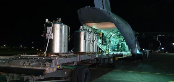 Manaus recebe carregamento com cinco tanques de oxigênio líquido e 305 cilindros de oxigênio Manaus recebe carregamento com cinco tanques de oxigênio líquido e 305 cilindros de oxigênio