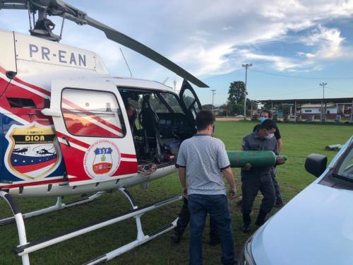 Helicóptero da SSP leva cilindros de oxigênio para Itacoatiara Helicóptero da SSP leva cilindros de oxigênio para Itacoatiara