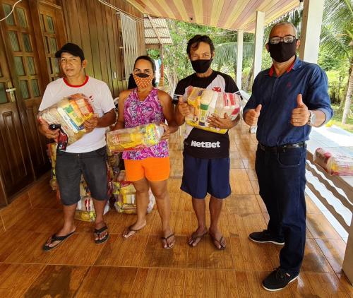 Vereador de Parintins doa cestas básicas no bairro onde mora Vereador de Parintins doa cestas básicas no bairro onde mora