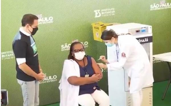 Enfermeira, negra, de Itaquera, é a primeira ser receber a vacina da coronavac no Brasil Enfermeira, negra, de Itaquera, é a primeira ser receber a vacina da coronavac no Brasil