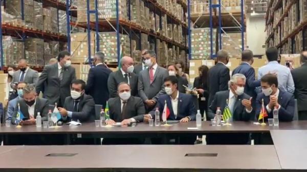 Sob pressão dos governadores, Pazuello antecipa vacinação para esta segunda (18) Sob pressão dos governadores, Pazuello antecipa vacinação para esta segunda (18)