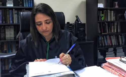 Justiça Federal retém vacina da Oxford ao AM e só vai autorizar imunização após transparência Justiça Federal retém vacina da Oxford ao AM e só vai autorizar imunização após transparência