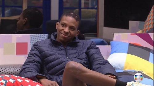 Lucas desiste do 'BBB' após beijar Gil em festa e ter bissexualidade questionada Lucas desiste do 'BBB' após beijar Gil em festa e ter bissexualidade questionada