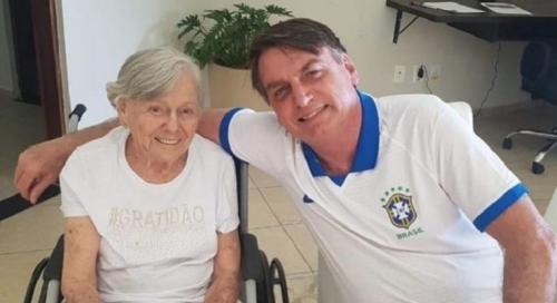 Mãe de Bolsonaro é vacinada em casa contra a Covid Mãe de Bolsonaro é vacinada em casa contra a Covid
