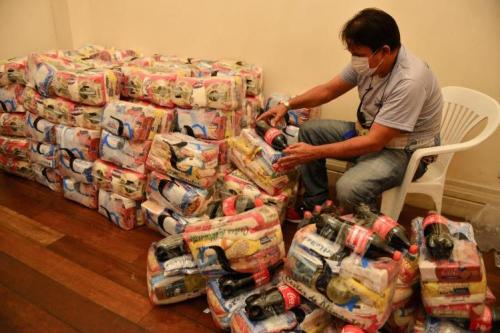 SEC entrega mais de 160 cestas básicas a artistas e técnicos, em Manaus SEC entrega mais de 160 cestas básicas a artistas e técnicos, em Manaus