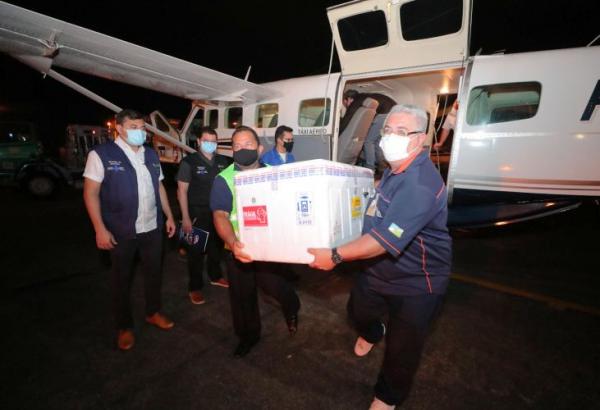 Governador acompanha chegada de mais 76 mil doses de vacinas ao Amazonas Governador acompanha chegada de mais 76 mil doses de vacinas ao Amazonas