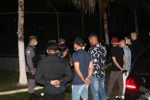 Festa de aniversário clandestina com 50 pessoas é encerrada no Tarumã Festa de aniversário clandestina com 50 pessoas é encerrada no Tarumã