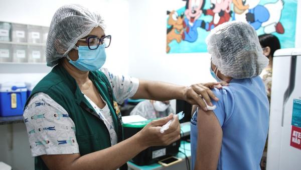 Manaus supera a meta de vacinar 90% dos trabalhadores da saúde Manaus supera a meta de vacinar 90% dos trabalhadores da saúde