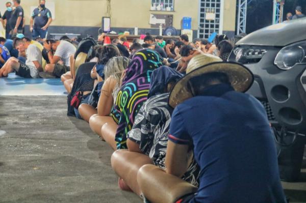 100 são presos em festa clandestina regada a drogas em sítio da BR-174, em Manaus 100 são presos em festa clandestina regada a drogas em sítio da BR-174, em Manaus