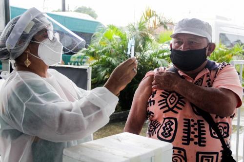 Manaus começa a vacinar idosos de 65 a 69 anos nas comunidades rurais e rodoviárias Manaus começa a vacinar idosos de 65 a 69 anos nas comunidades rurais e rodoviárias