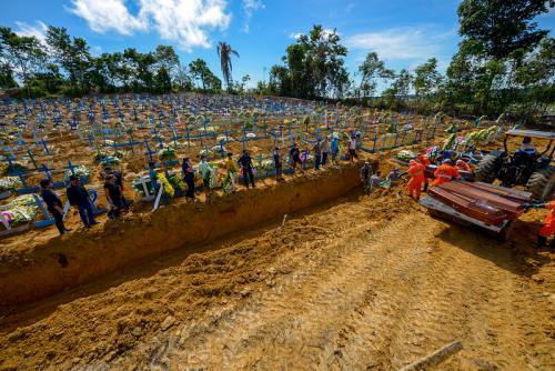 Brasil bate novo recorde com 3.650 mortes por Covid-19 em 24h Brasil bate novo recorde com 3.650 mortes por Covid-19 em 24h