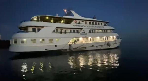Festival em barco de luxo é flagrado com mais de 60 estrangeiros no Rio Negro, em Manaus Festival em barco de luxo é flagrado com mais de 60 estrangeiros no Rio Negro, em Manaus