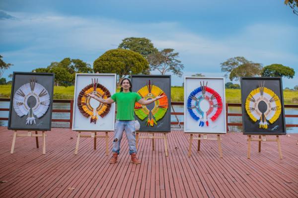 Exposição 'Cocares Emoldurados' reúne obras de artista parintinense, em Manaus Exposição 'Cocares Emoldurados' reúne obras de artista parintinense, em Manaus