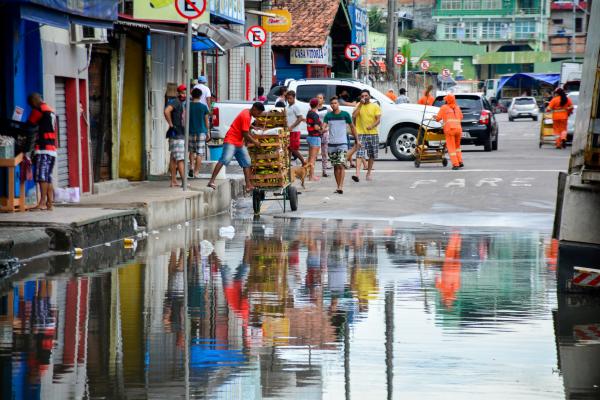 Prefeito decreta situação de emergência em Manaus devido à cheia do rio Negro Prefeito decreta situação de emergência em Manaus devido à cheia do rio Negro