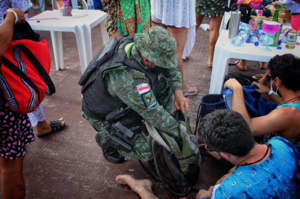 Fiscalização acaba com 'rave' regada à drogas, em flutuante de Manaus Fiscalização acaba com 'rave' regada à drogas, em flutuante de Manaus