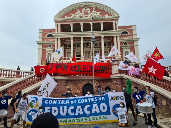 Em Manaus, ato contra Bolsonaro pede 'Fora Genocida' e vacina para todos Em Manaus, ato contra Bolsonaro pede 'Fora Genocida' e vacina para todos
