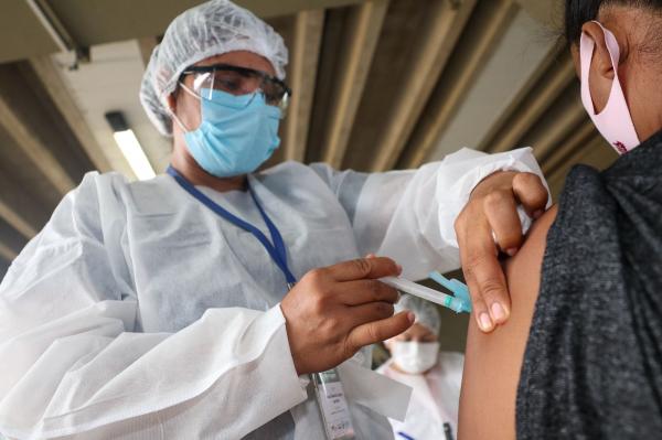 Postos de vacina para pessoas com mais de 40, vão funcionar 32 horas seguidas, em Manaus; veja Postos de vacina para pessoas com mais de 40, vão funcionar 32 horas seguidas, em Manaus; veja