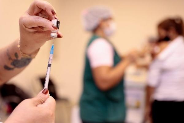 Manaus começa a vacinar público de 32 anos contra a Covid nesta sexta (25) Manaus começa a vacinar público de 32 anos contra a Covid nesta sexta (25)