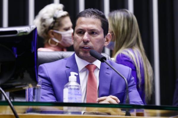 Marcelo Ramos rebate Bolsonaro sobre 'fundão': 'quem votou a favor foram os filhos dele' Marcelo Ramos rebate Bolsonaro sobre 'fundão': 'quem votou a favor foram os filhos dele'