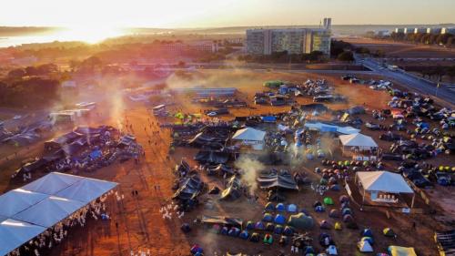 6 mil indígenas acampam em Brasília e marcham até o STF contra marco temporal 6 mil indígenas acampam em Brasília e marcham até o STF contra marco temporal