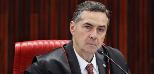 Após recuo, Bolsonaro volta criticar presidente do TSE e a pedir voto impresso Após recuo, Bolsonaro volta criticar presidente do TSE e a pedir voto impresso