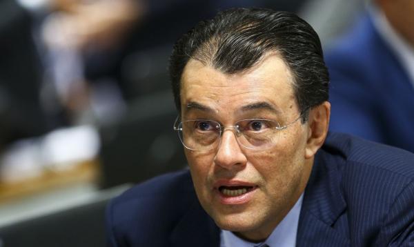 Justiça atende Wilson e manda Braga retirar post sobre preço do combustível no AM Justiça atende Wilson e manda Braga retirar post sobre preço do combustível no AM
