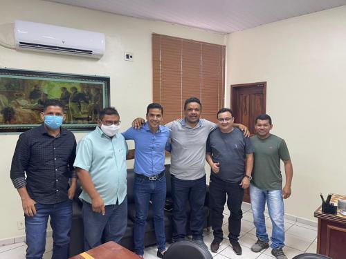 Prefeito de Maués reúne com padre e pastor para discutir eventos religiosos Prefeito de Maués reúne com padre e pastor para discutir eventos religiosos