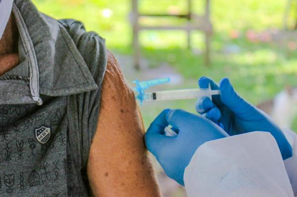Parintins começa a aplicar 3ª dose em idosos a partir de 75 anos Parintins começa a aplicar 3ª dose em idosos a partir de 75 anos