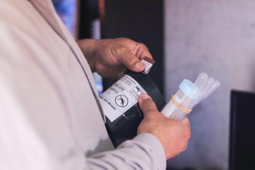 Prefeitura de Manaus instala armadilhas contra o Aedes aegypti em casas de Manaus Prefeitura de Manaus instala armadilhas contra o Aedes aegypti em casas de Manaus