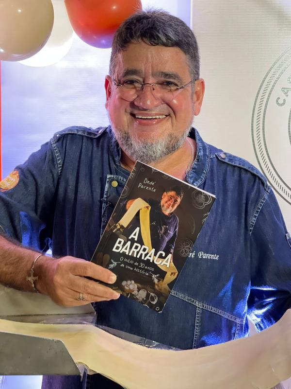 Chef Dedé Parente lança livro em comemoração aos 30 anos da Cachaçaria do Dedé Chef Dedé Parente lança livro em comemoração aos 30 anos da Cachaçaria do Dedé