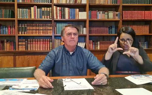 Facebook derruba live em que Bolsonaro associou Aids a vacina da Covid Facebook derruba live em que Bolsonaro associou Aids a vacina da Covid