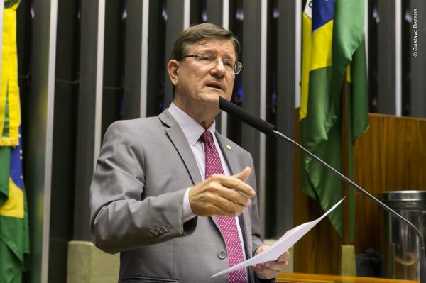 'Vale Gás', sancionado por Bolsonaro, é de autoria de Zé Ricardo, do PT 'Vale Gás', sancionado por Bolsonaro, é de autoria de Zé Ricardo, do PT