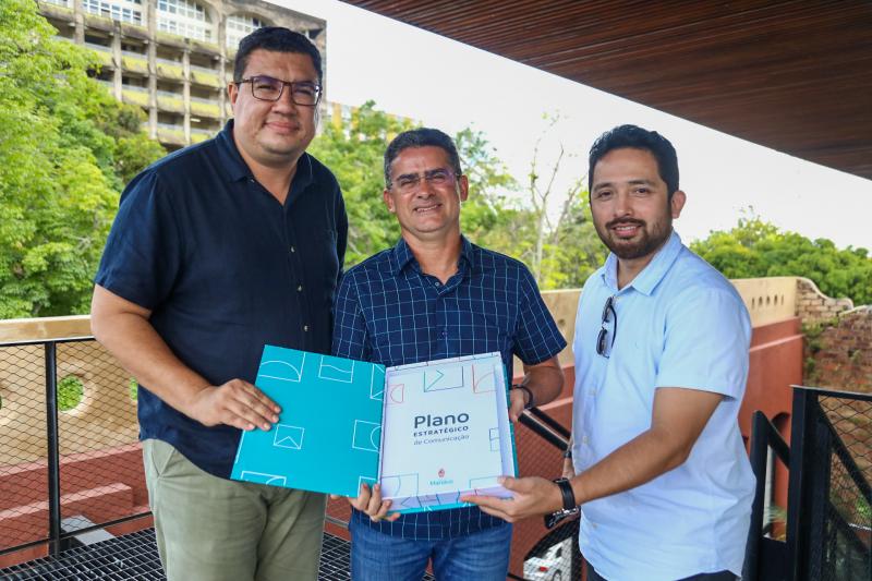 1º Plano Estratégico de Comunicação da história da Prefeitura entregue a David Almeida 1º Plano Estratégico de Comunicação da história da Prefeitura entregue a David Almeida