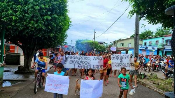 Garimpeiros que tiveram balsas incendidas pela PF protestam em Novo Aripuanã e Borba Garimpeiros que tiveram balsas incendidas pela PF protestam em Novo Aripuanã e Borba