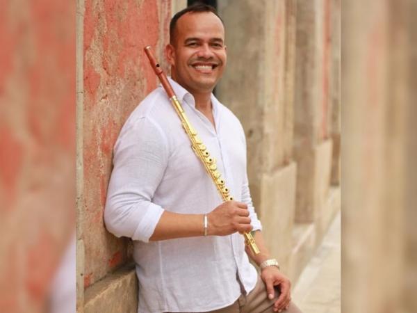 Flautista versátil investe em arranjos sob medida para apresentações em Manaus Flautista versátil investe em arranjos sob medida para apresentações em Manaus
