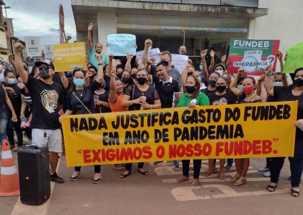 Prefeita de Presidente Figueiredo não paga abono e professores protestam Prefeita de Presidente Figueiredo não paga abono e professores protestam