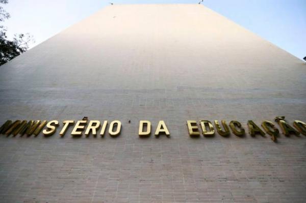 Governo Bolsonaro proíbe universidades federais de exigirem carteira de vacina Governo Bolsonaro proíbe universidades federais de exigirem carteira de vacina