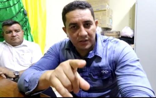 Acuado sobre abono, prefeito de Borba ataca deputados e professores Acuado sobre abono, prefeito de Borba ataca deputados e professores