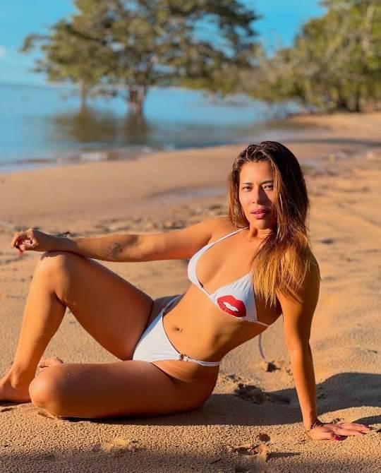 Karina Oliveira mostra curvas à luz do sol, em praia de Santarém