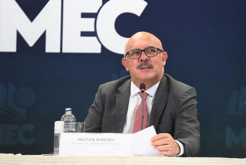 Ex-ministro dispara arma, acidentalmente, no aeroporto de Brasília Ex-ministro dispara arma, acidentalmente, no aeroporto de Brasília