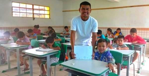 Após fama na Europa, Freyzer promove cursos de desenho e idiomas na Boca da Valéria Após fama na Europa, Freyzer promove cursos de desenho e idiomas na Boca da Valéria