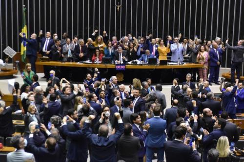 Câmara aprova piso salarial de R$ 4,7 mil para enfermeiros Câmara aprova piso salarial de R$ 4,7 mil para enfermeiros