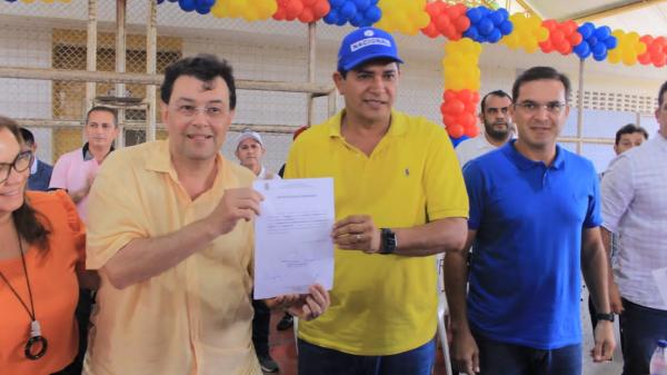 Ao lado de Braga, prefeito de Parintins assina ordem de serviço para asfaltar estrada de Vila Amazônia Ao lado de Braga, prefeito de Parintins assina ordem de serviço para asfaltar estrada de Vila Amazônia