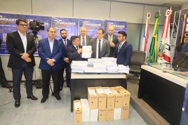 Sinésio entrega ao relator da CPI documentos que apontam crimes cometidos pela Amazonas Energia Sinésio entrega ao relator da CPI documentos que apontam crimes cometidos pela Amazonas Energia