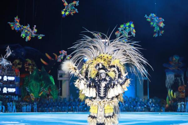 Pajé do Caprichoso faz tribo levitar em ritual na arena do Bumbódromo Pajé do Caprichoso faz tribo levitar em ritual na arena do Bumbódromo