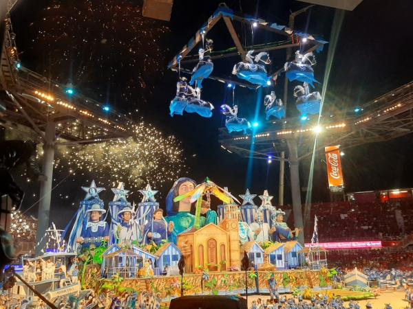 Vaqueirada içada em guindaste, com coreografia, marca abertura do Caprichoso Vaqueirada içada em guindaste, com coreografia, marca abertura do Caprichoso