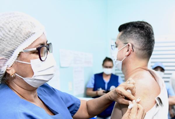 Casos de covid aumentam mais de 1.000% em Manaus e prefeito faz apelo por vacinação Casos de covid aumentam mais de 1.000% em Manaus e prefeito faz apelo por vacinação