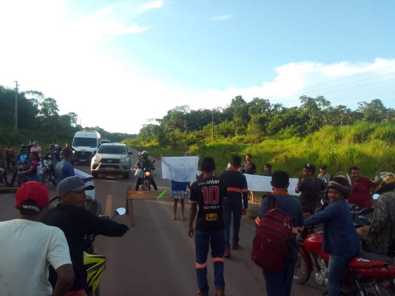 Moradores fecham estrada de Juruti e cobram água no Novo Horizonte Moradores fecham estrada de Juruti e cobram água no Novo Horizonte