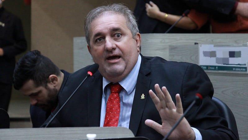 Ex-vereador Sandro Maia é exonerado da Prefeitura após ação de Comitê anti-corrupção Ex-vereador Sandro Maia é exonerado da Prefeitura após ação de Comitê anti-corrupção