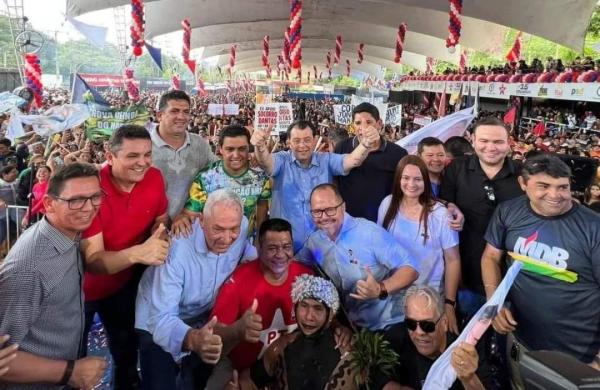 Com Anne do PT, na vice, Braga diz que vai ‘governar com amor e muito trabalho’ Com Anne do PT, na vice, Braga diz que vai ‘governar com amor e muito trabalho’